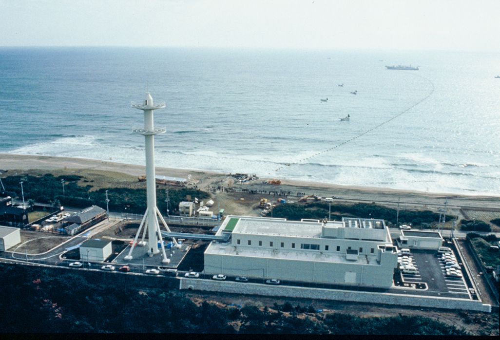 KDDI千倉海底線中継所で行われた光海底ケーブルの陸揚げ