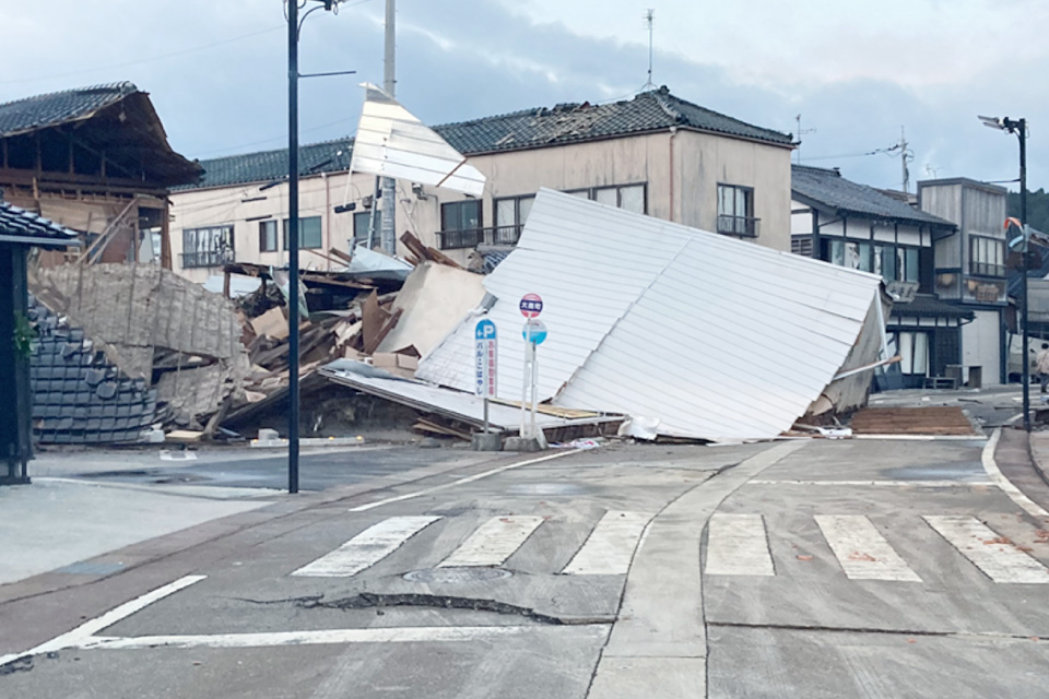 地震発生後、穴水町役場への道は倒壊家屋に阻まれてなかなか進めない