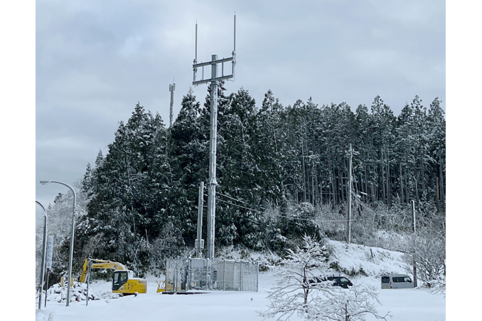 雪の降る中でのKDDI基地局復旧作業（輪島市石休場町）