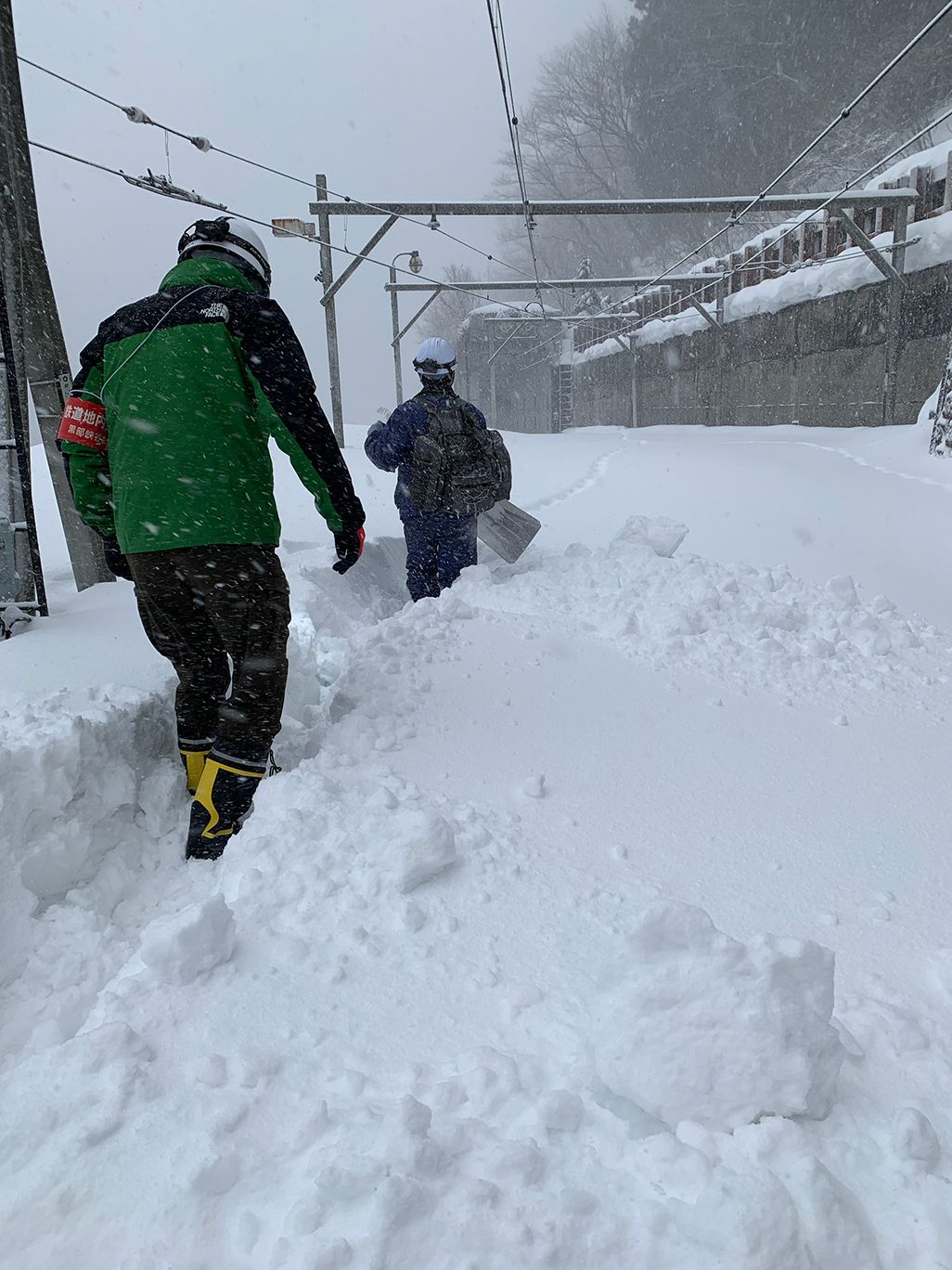 2022年1月に行った電波調査では、スコップで雪をかきわけながら現地へ向かった