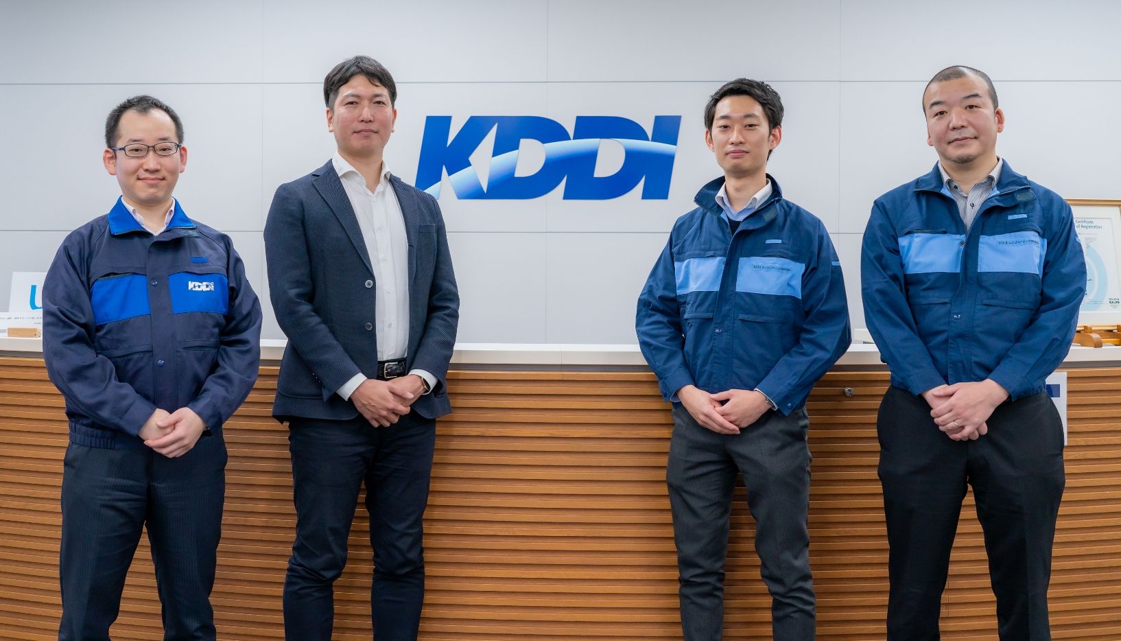 左から、KDDI 技術企画部 萩原弘幸、次世代ビジネス企画部 梶原直人、KDDIエンジニアリング エリア設計部 大澤 魁、荒川和範