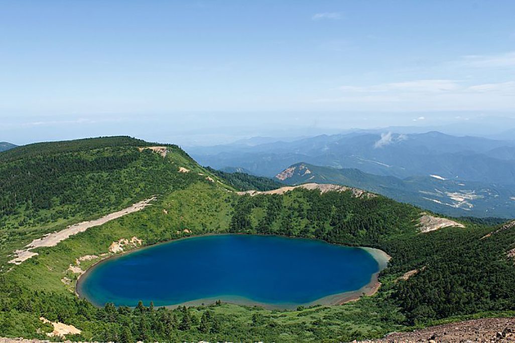 浄土平の北側にそびえる一切経山から五色沼を望む（写真提供：福島県観光物産交流協会）