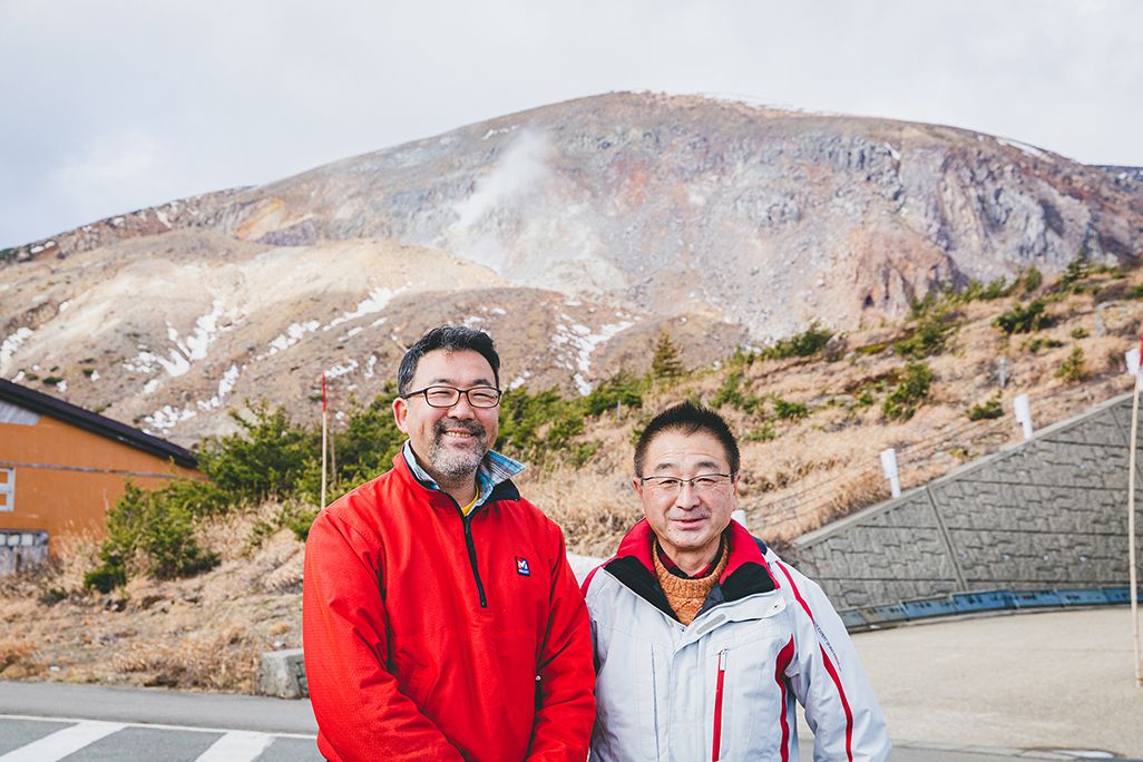 浄土平レストハウスの浅見宗一郎さん（左）、武藤美輝さん（右）