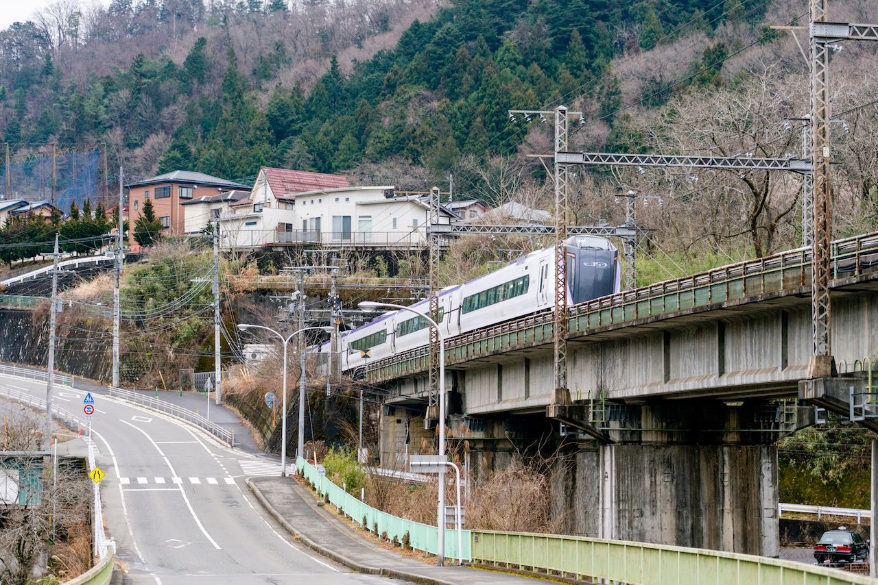 JR中央本線を運行する特急「あずさ」