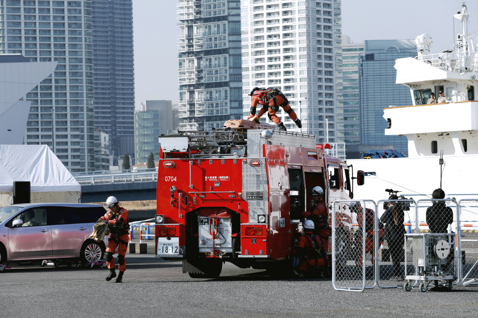 横浜市消防局による救助活動の訓練