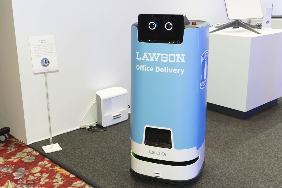 【配送ロボット】 配送ロボットはエレベーターや自動ドアといったビルのファシリティと連携し、ローソンの商品をオフィス内にスムーズにお届けします。