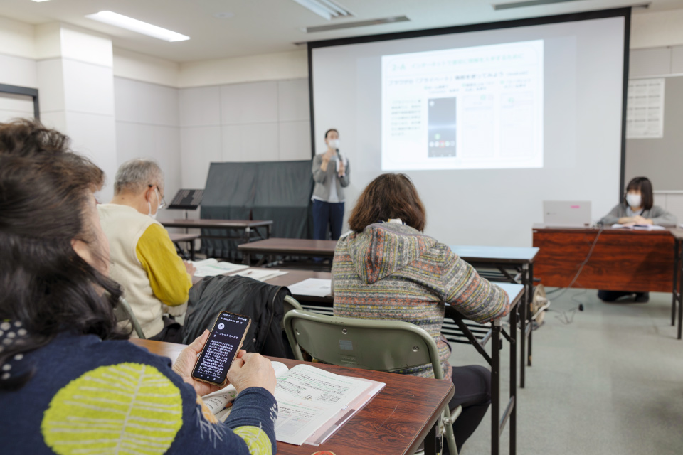 講師の話に真剣に耳を傾ける受講者のみなさん